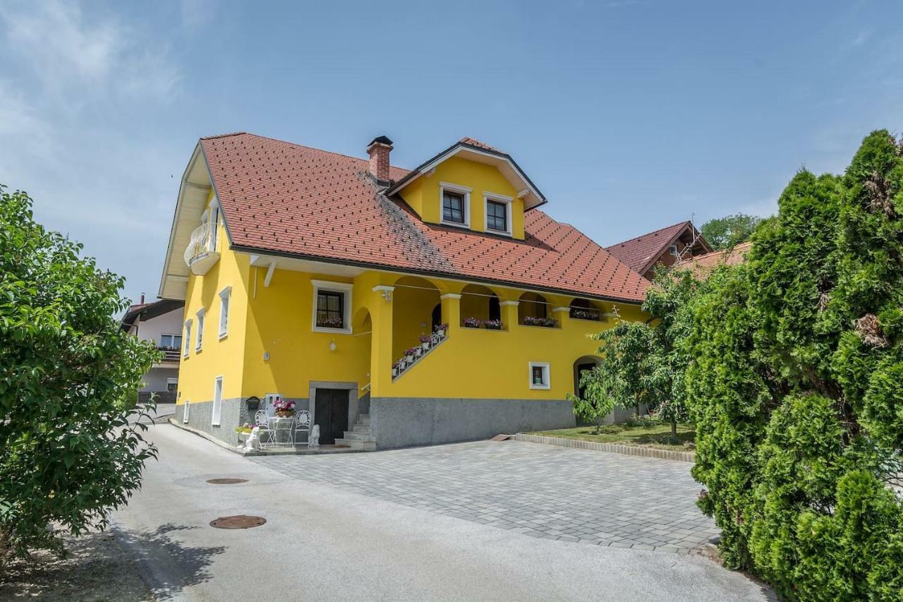 Apartma Ajda Komenda Exterior photo